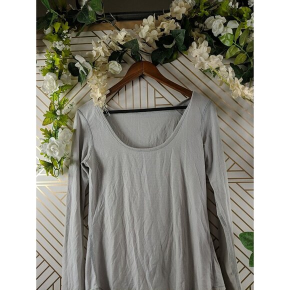 Lululemon Women's Perforated Athletic Long Sleeve Thumb Holes Size 4? - Picture 2 of 8